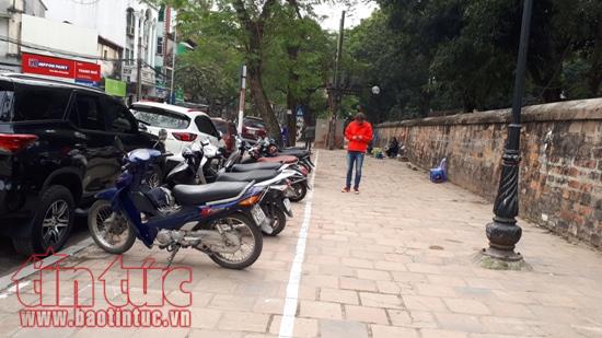 Điểm trông giữ xe vỉa hè phố Văn Miếu đã hợp lý? ảnh 1